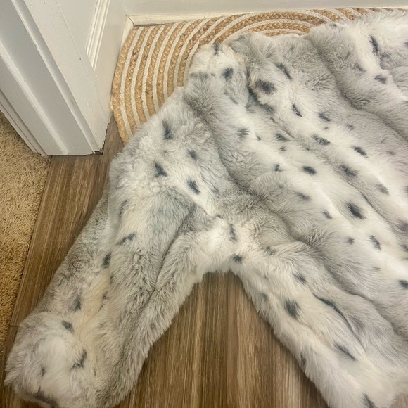 Donnybrook Faux Snow Leopard Fur Coat - Picture 4 of 5